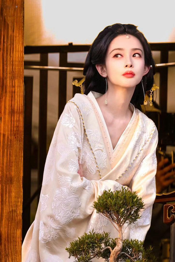 孟子义百花杀国风妆造图鉴孟子义百花杀妆造 沈汐和戴着额饰低头的镜头，流苏的垂落角