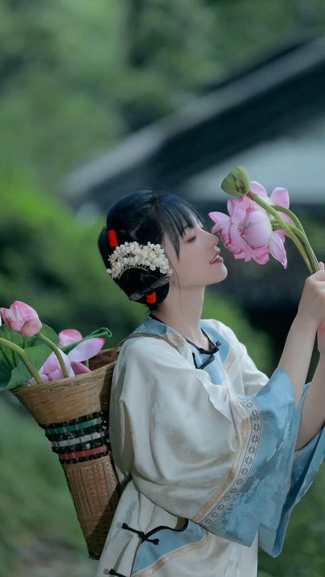 黄灿灿采荷花的小女孩黄灿灿领家小妹既视感采荷花的小姑娘，背着一个大竹筐这身蓝白清