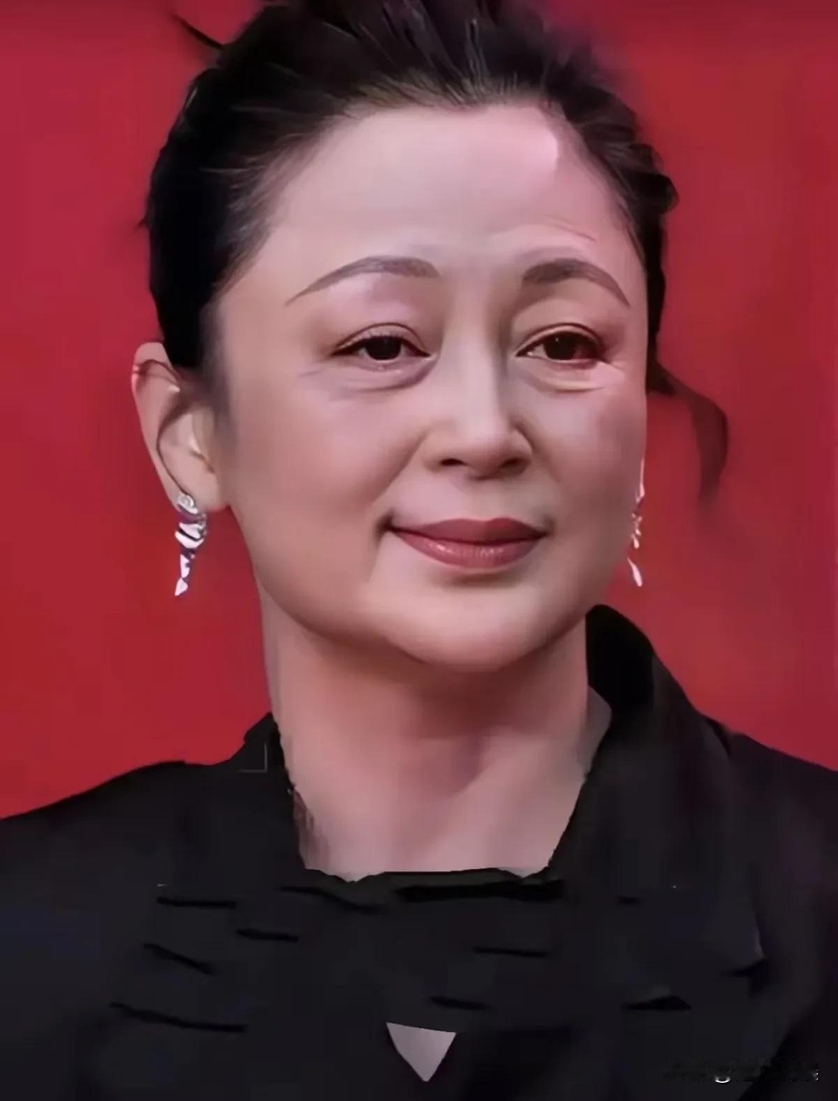 近日，55 岁的陈红在公众视野中的形象备受关注。她面容的变化令人惊讶，皱纹遍布、