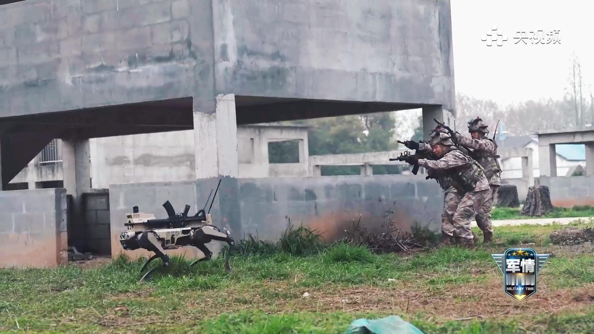 有人无人协同，无人战车和机器狼打头阵。 