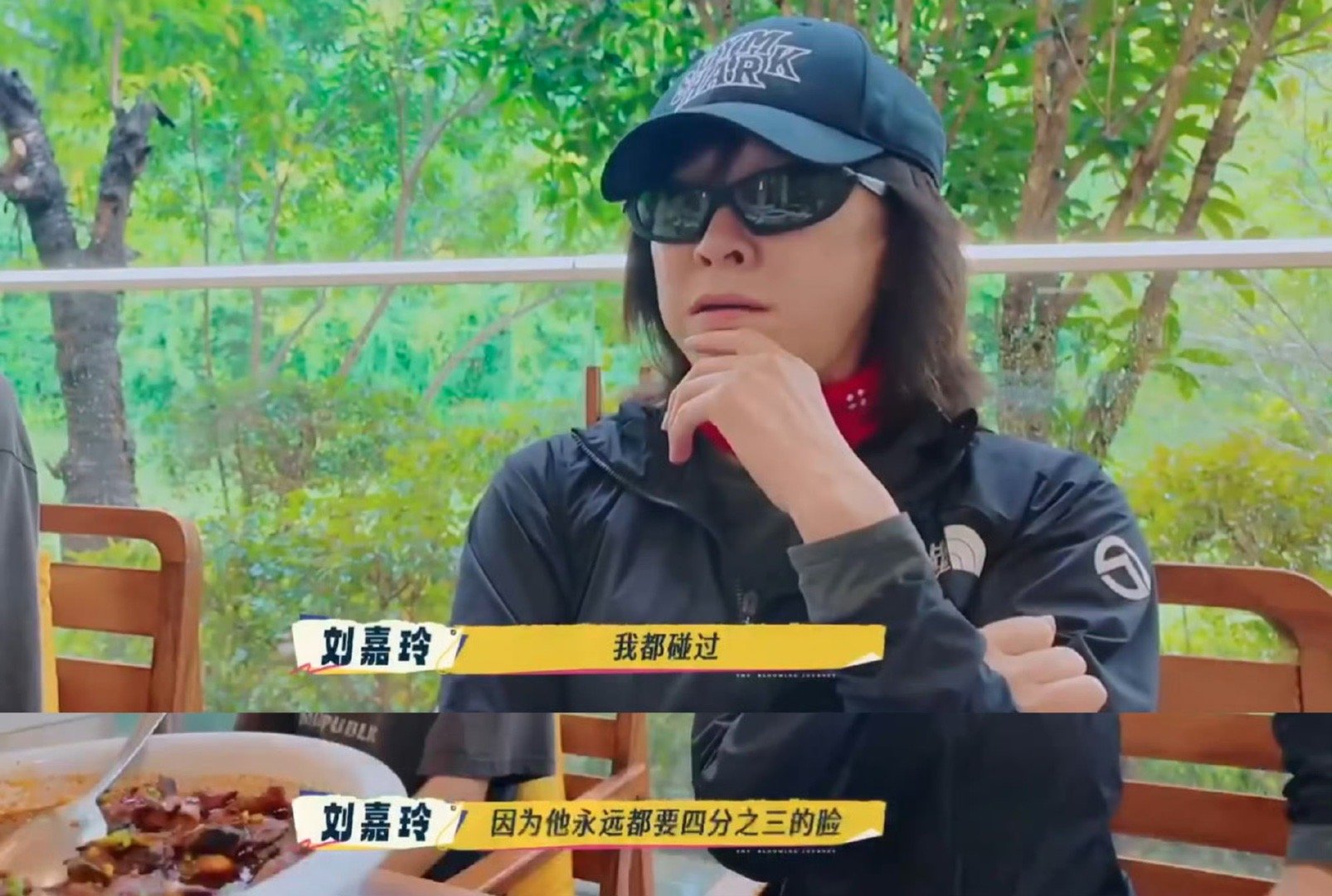 刘嘉玲饭桌聊片场小插曲，合作男演员执着“四分之三侧脸”，抢拍时还补妆，让她气到想