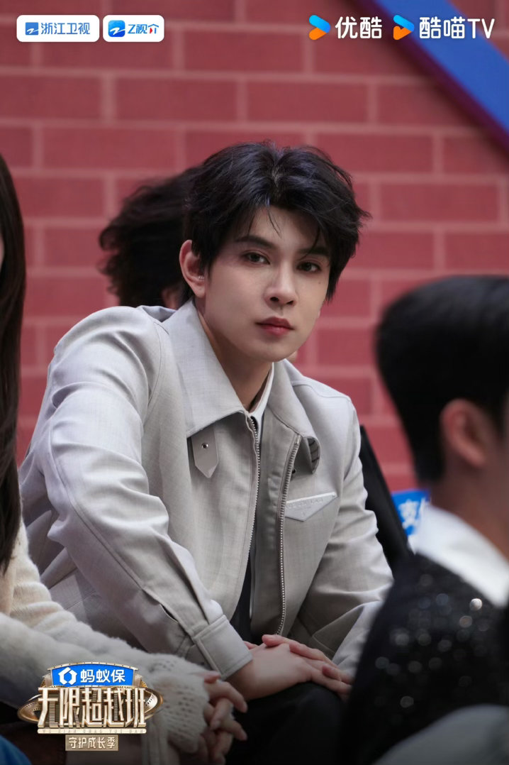 冯建宇上桌 冯建宇把玩梗照进现实，无限超越班开学直接站桌上发言！紧张兮兮又超认真