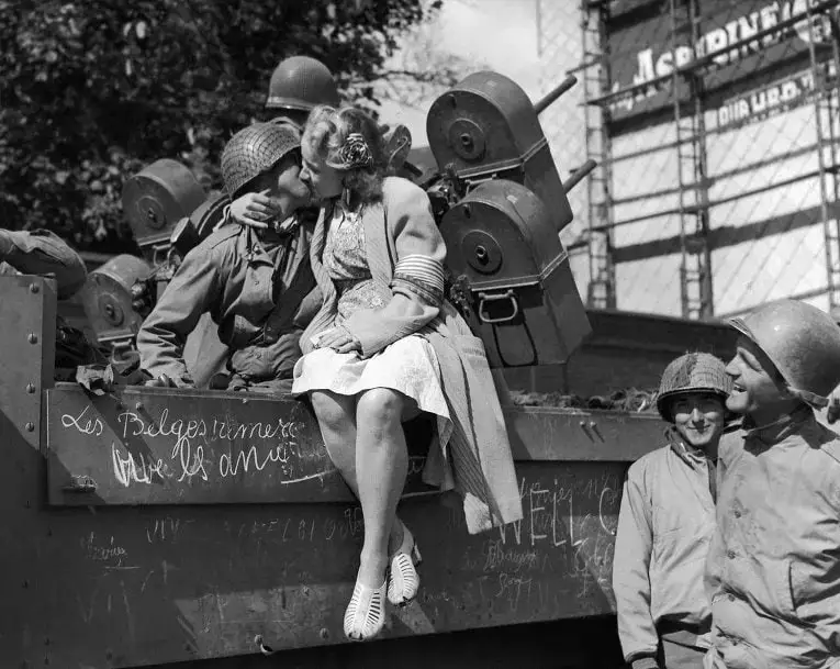 1944 年 8 月，巴黎解放后，一名法国女孩亲吻一名美国士兵。