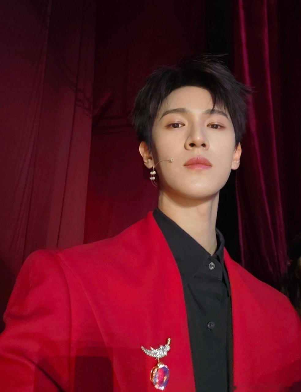 娱乐李昀锐春晚后台自拍李昀锐春晚后台照李昀锐春晚后台照 帅气小林新春快乐~ 