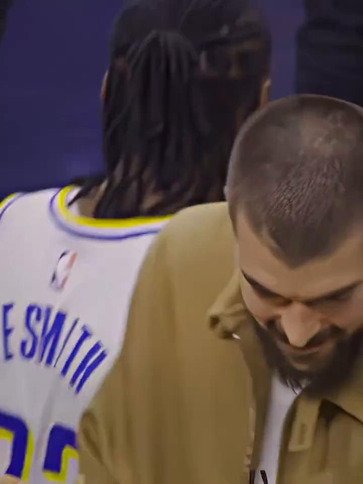 见到这一幕，眼里已含泪花。祖八茨首次回到快船主场，全场球迷起立鼓掌。祖八茨感谢球