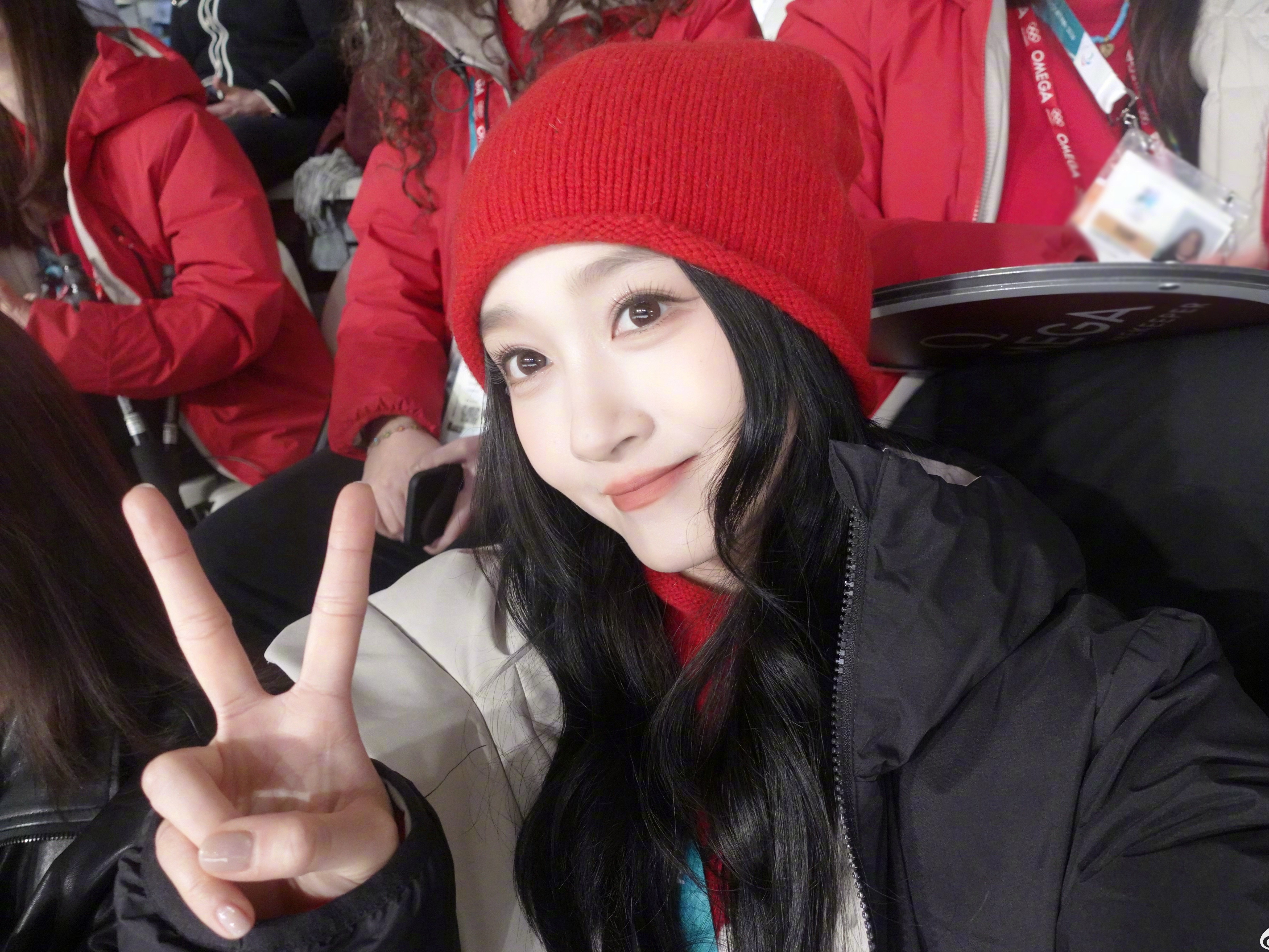 #关晓彤红衣造型沉浸式看冬奥#一顶亮眼的红色针织帽，搭配简约红色卫衣。关晓彤时而