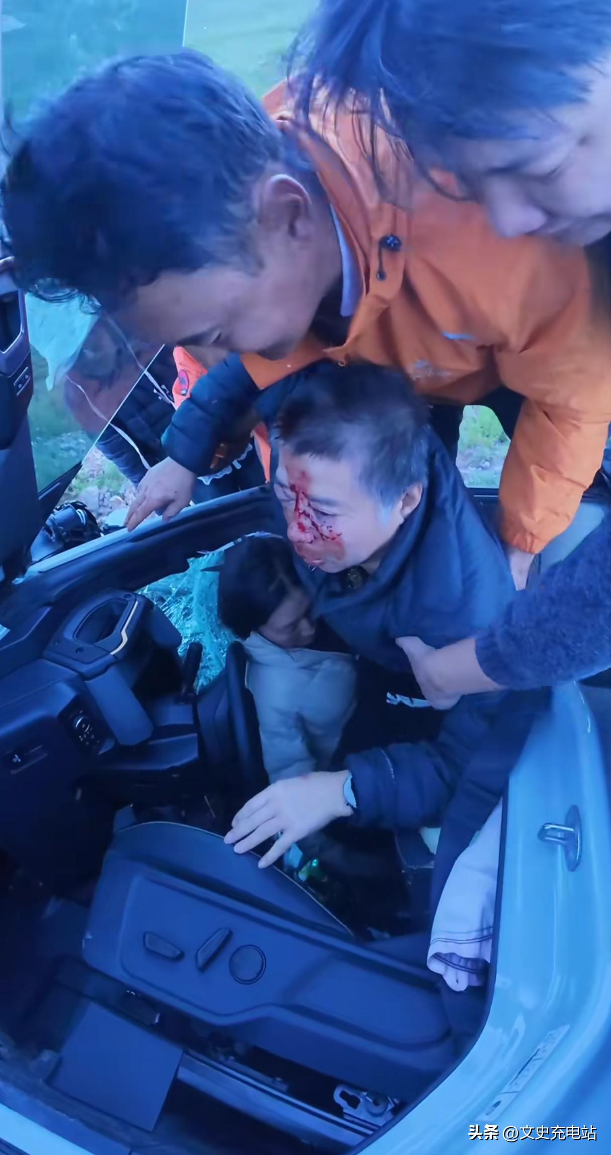 泪目了！25年，一个在西藏自驾游的男子在孜珠寺刷牙，突然看到一辆越野车坠崖了！[