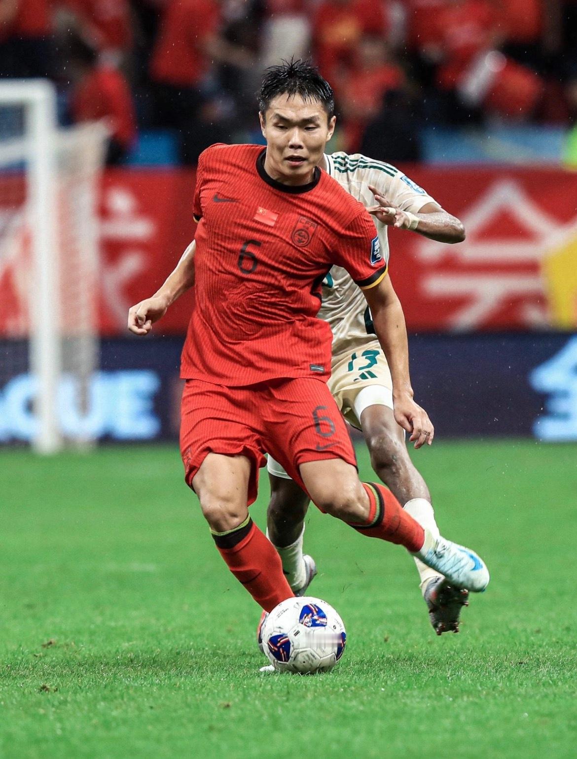 队魂、中场核心、国内最优秀的后腰。王上源配得上金球奖。能和王队竞争的还有韦世豪和