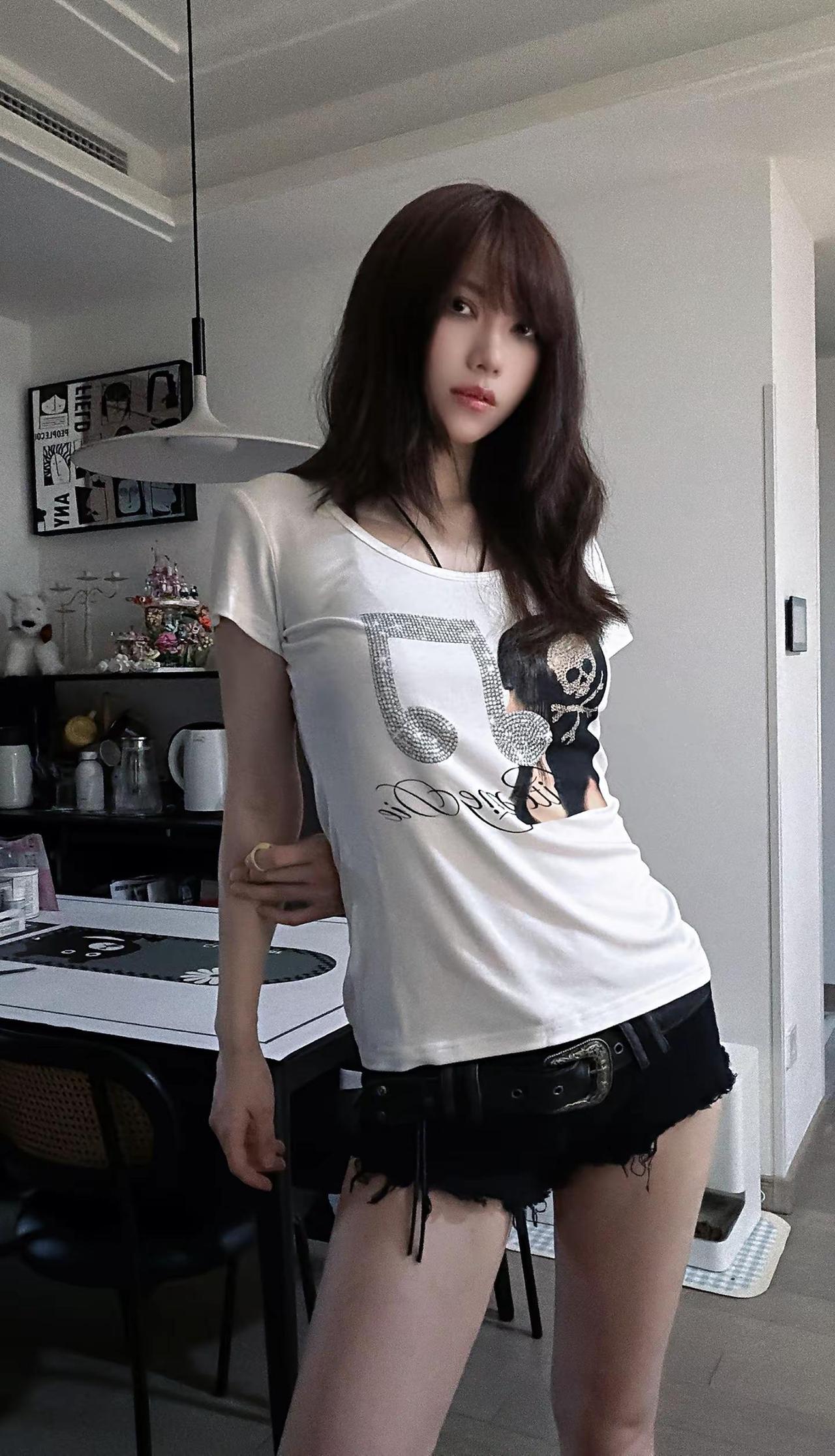 我们之间到底是不是可以吃醋的关系。辣妹t恤穿搭 超a夏日穿搭 纯欲紧身短袖