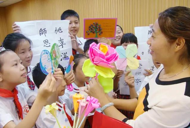 2元卤肉面：被孩子捧在手心的尊严，比什么都贵
 
面馆里那一幕，刷爆了朋友圈。