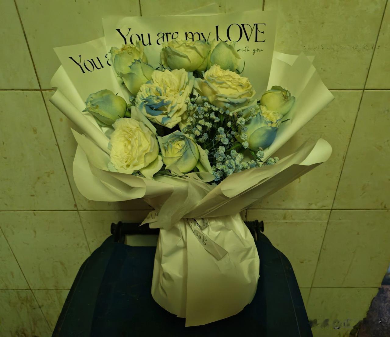 昨天情人节，在垃圾桶里捡到的，刚买的就扔垃圾桶了。