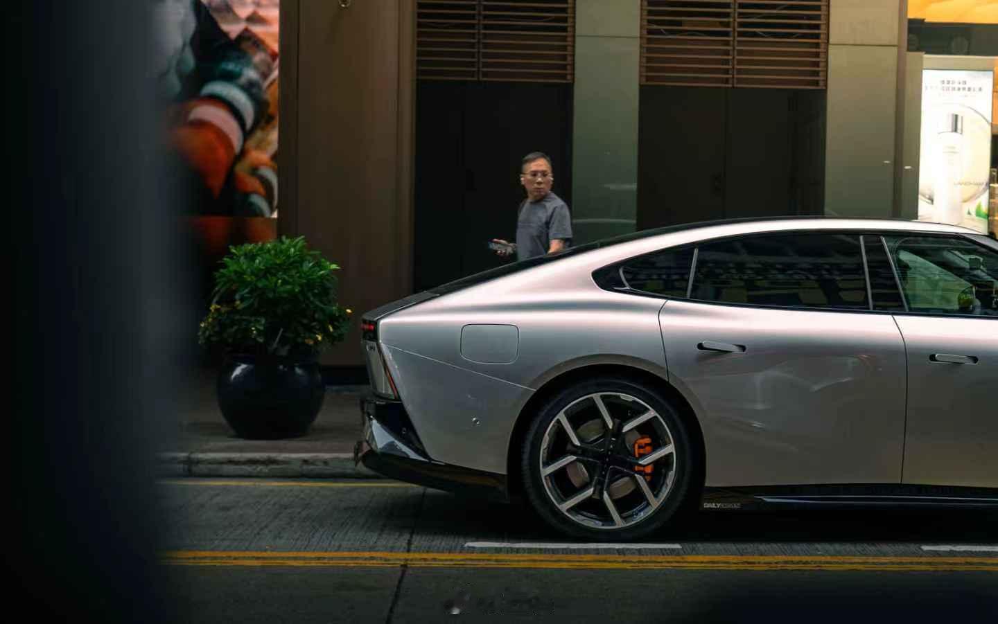 小鹏P7首次亮相香港街头今日香港街头惊现全新小鹏P7，既未来又时尚的原创设计，在