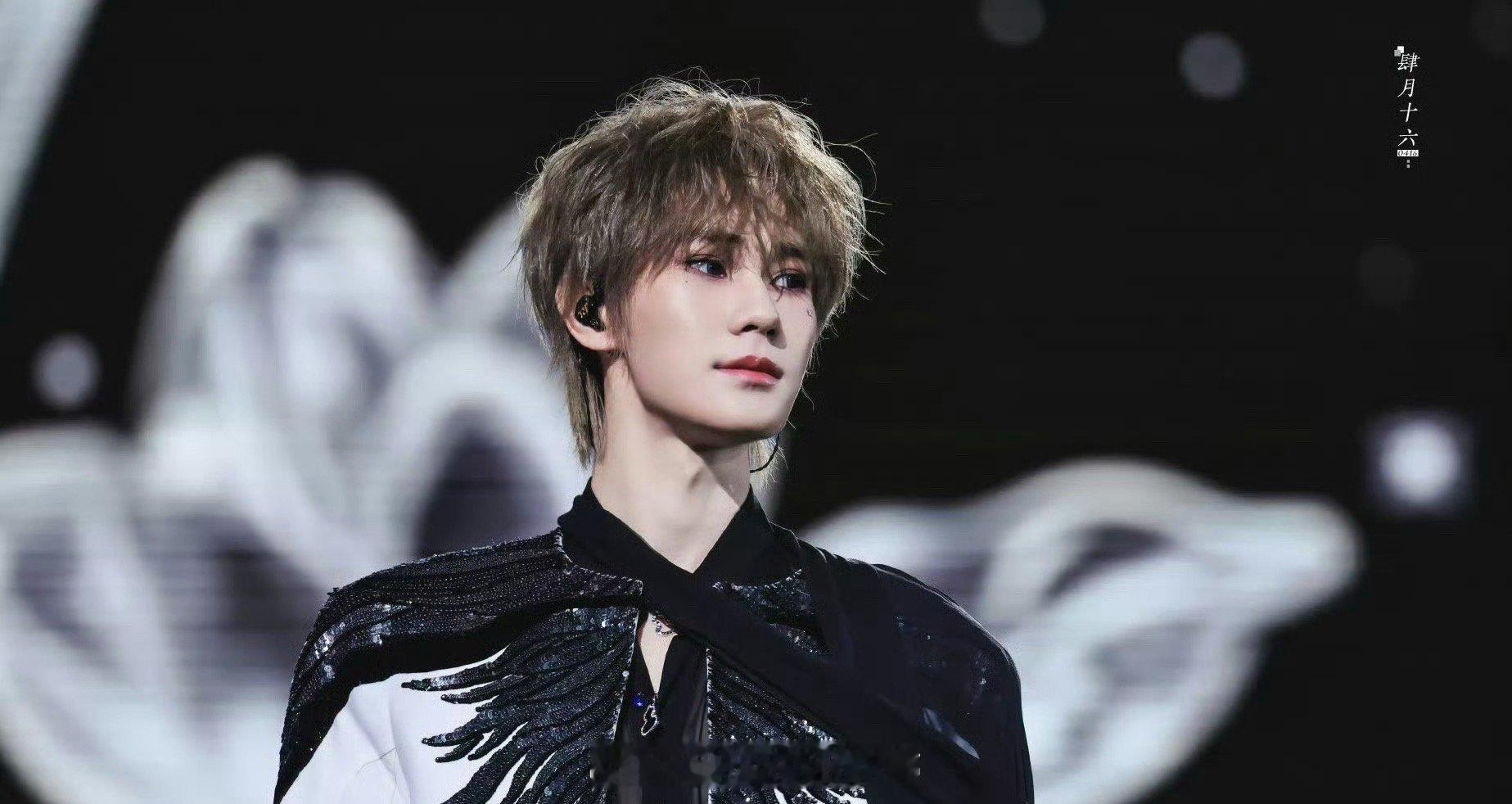 张真源今天的造型也稳稳c了，绅士风小王子就这样拿捏身材和气质长相都是顶级的 