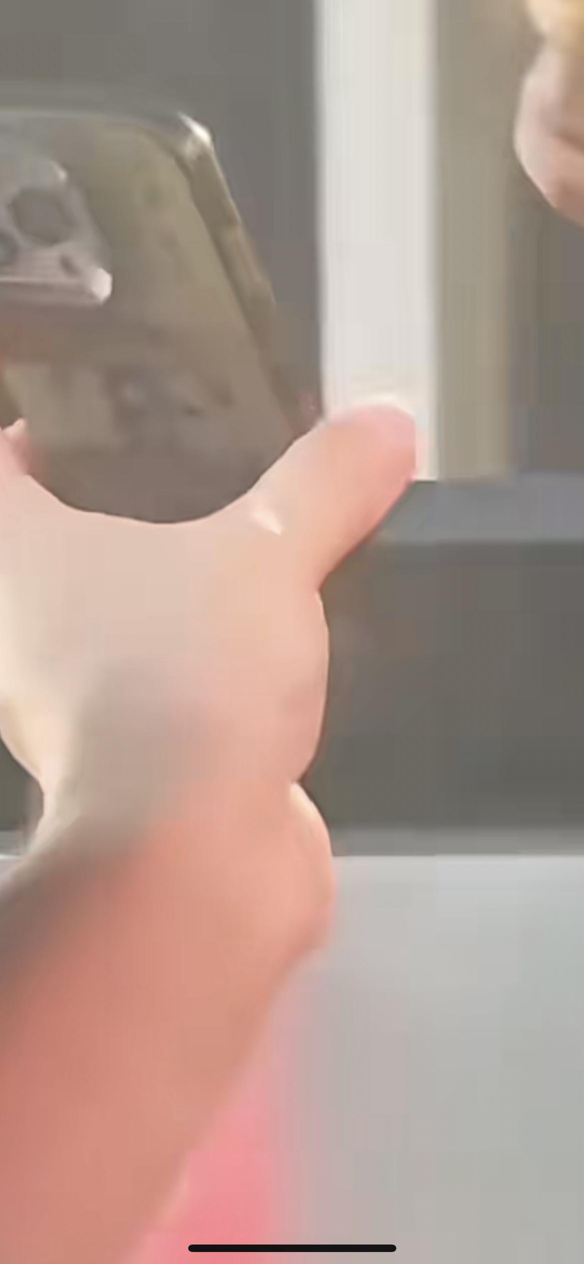 近日福建，男子过高速收费口递卡后突然摇下后座的车窗，坐在后座的哥们儿直接懵圈了，