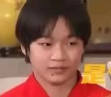 一个17、一个17减去1，
两个如花似玉美少女，
少年励志成大器，
背井离乡练功