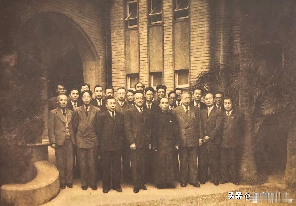 1949年3月26日，台湾省文献委员会主任委员黄纯青在台北晴园设宴欢迎胡适，第一