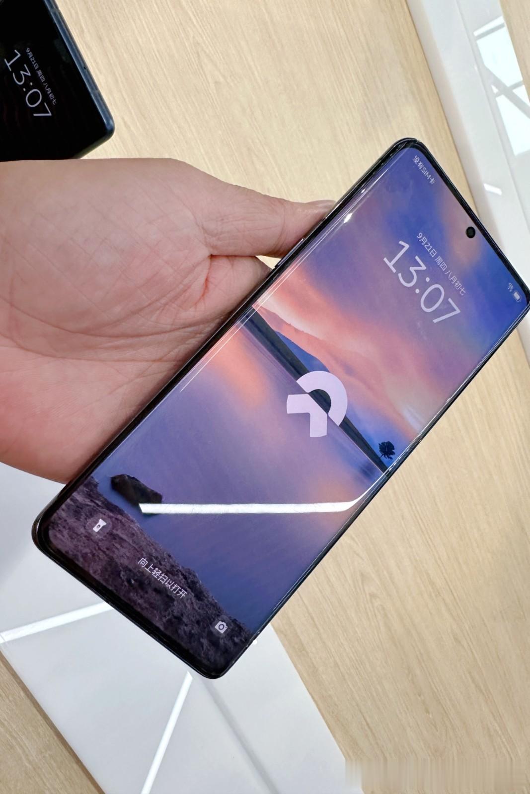 在#蔚来创新科技日#现场试了试蔚来的第一款手机Nio Phone，手感确实不错，