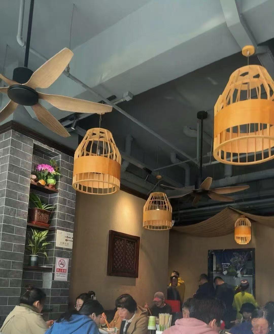 偶遇鹿晗吃面 鹿晗被网友偶遇在吃面，大家眼睛也太尖了！ 鹿晗被网友偶遇在吃面 ​