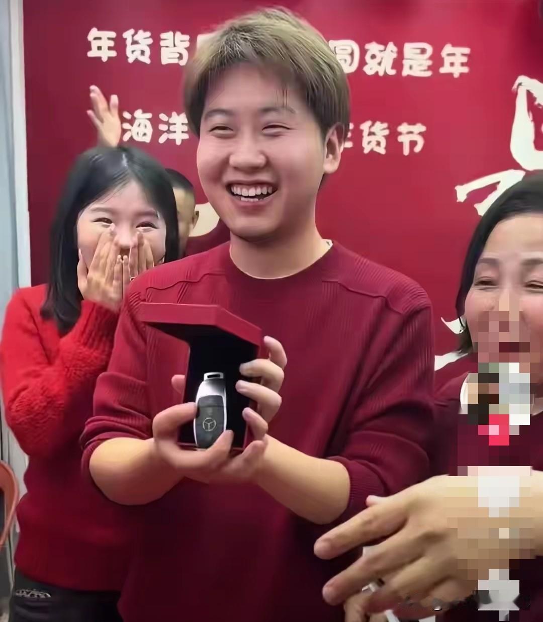 孙海洋父母把公司转让给儿子孙卓，前段时间在孙卓生日时，直播间直接送车钥匙。这才是