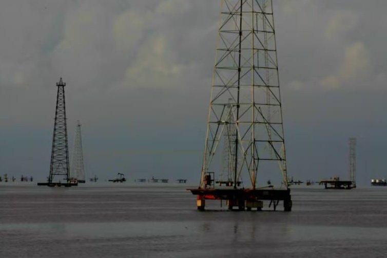 新闻快讯——路透社援引五名来自政府、行业及航运领域的消息人士报道，委美两国官员正