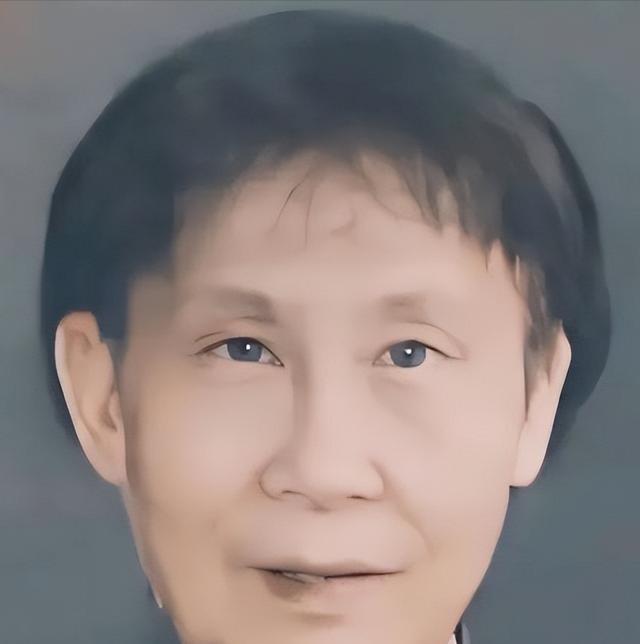 2024年秋，南京1女子在废品站发现一摞发黄的手稿，她问摊主：“这多少钱？”老板