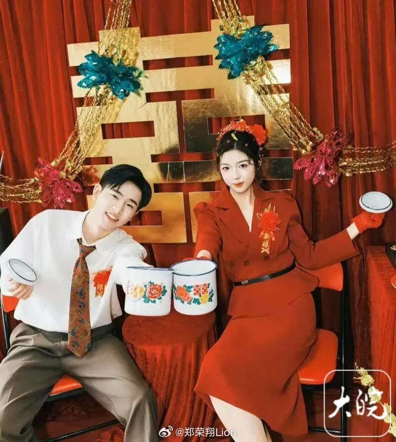 新人办复古港风婚礼！一身港式穿搭的新郎新娘、桑塔纳车队、黑白电视机、收音机……这