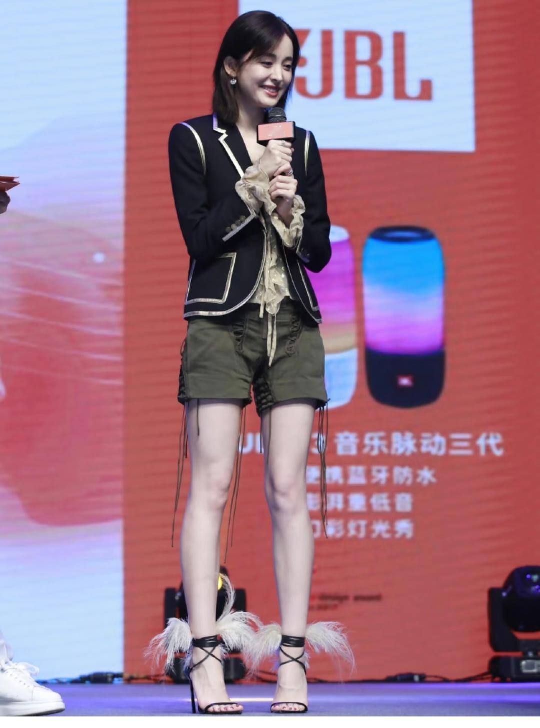 娜扎，这身穿搭很不高端。