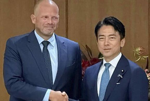 8月31日，比利时国防部长弗兰肯飞了一万公里，第一站不是华盛顿，不是北京，是东京