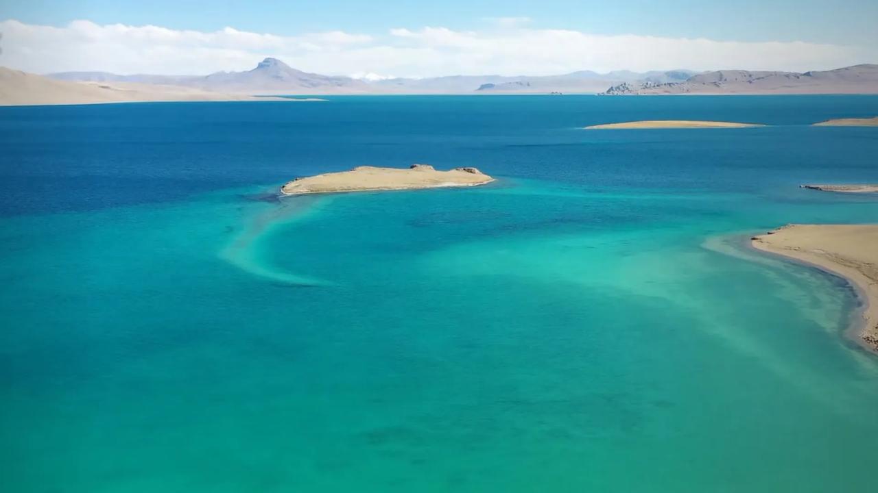 夏日生活打卡季找个周末去郊外溯溪，踩进冰凉的溪水里，看阳光透过树叶洒在水面上，像