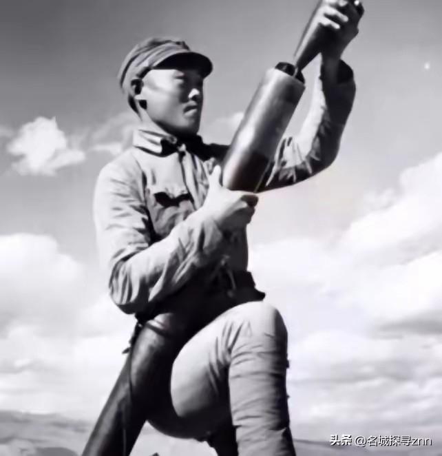 1945年，在山上休息的迫击炮手陈宝柳，忽然发现30多个日军和几个女人，正在不远