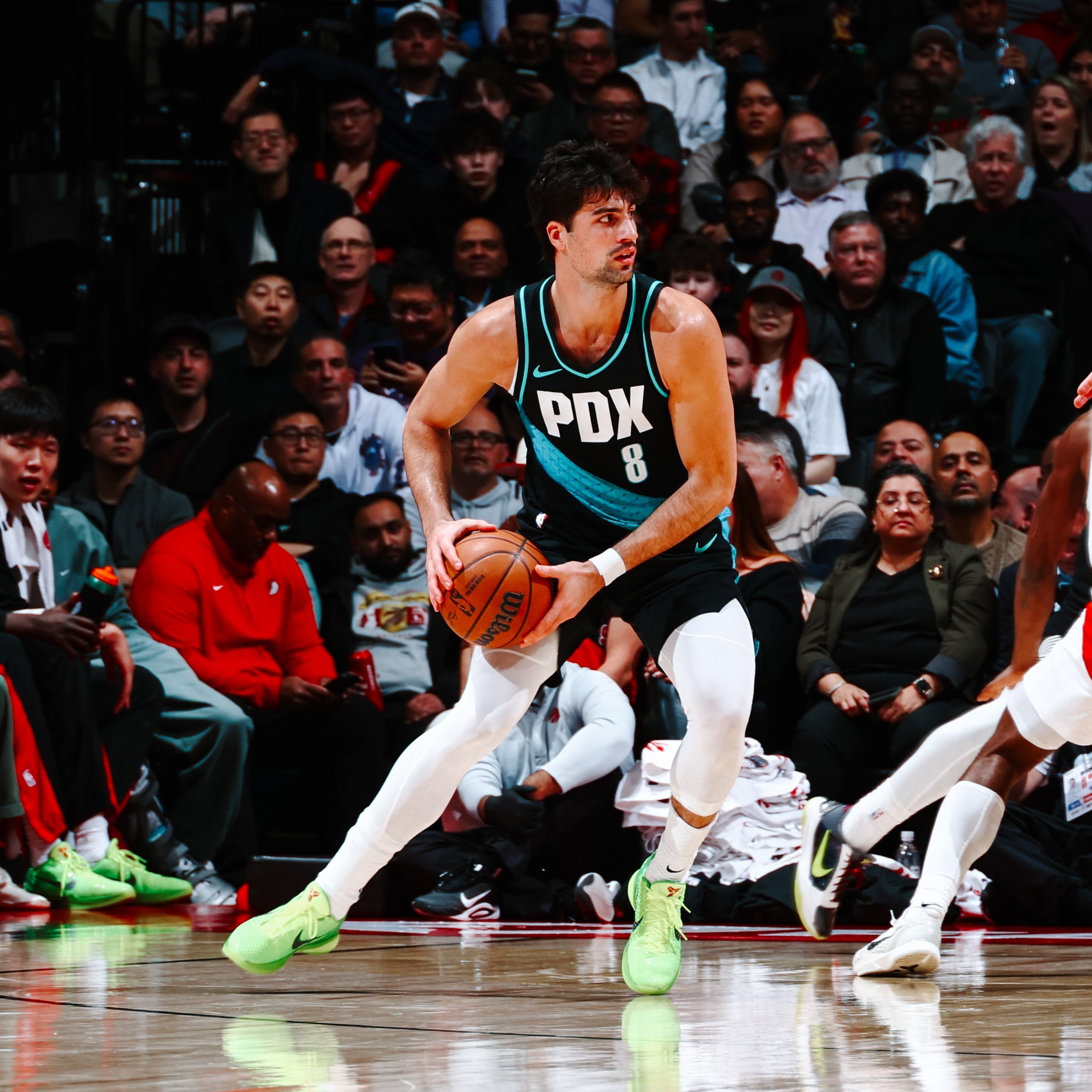 阿夫迪亚上一场31+19+10，今天14助攻生涯新高。开拓者vs猛龙NBA