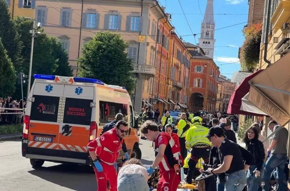 🇮🇹 意大利摩德纳市中心发生一起汽车冲撞人群事件。

据《日报》（Il Gi