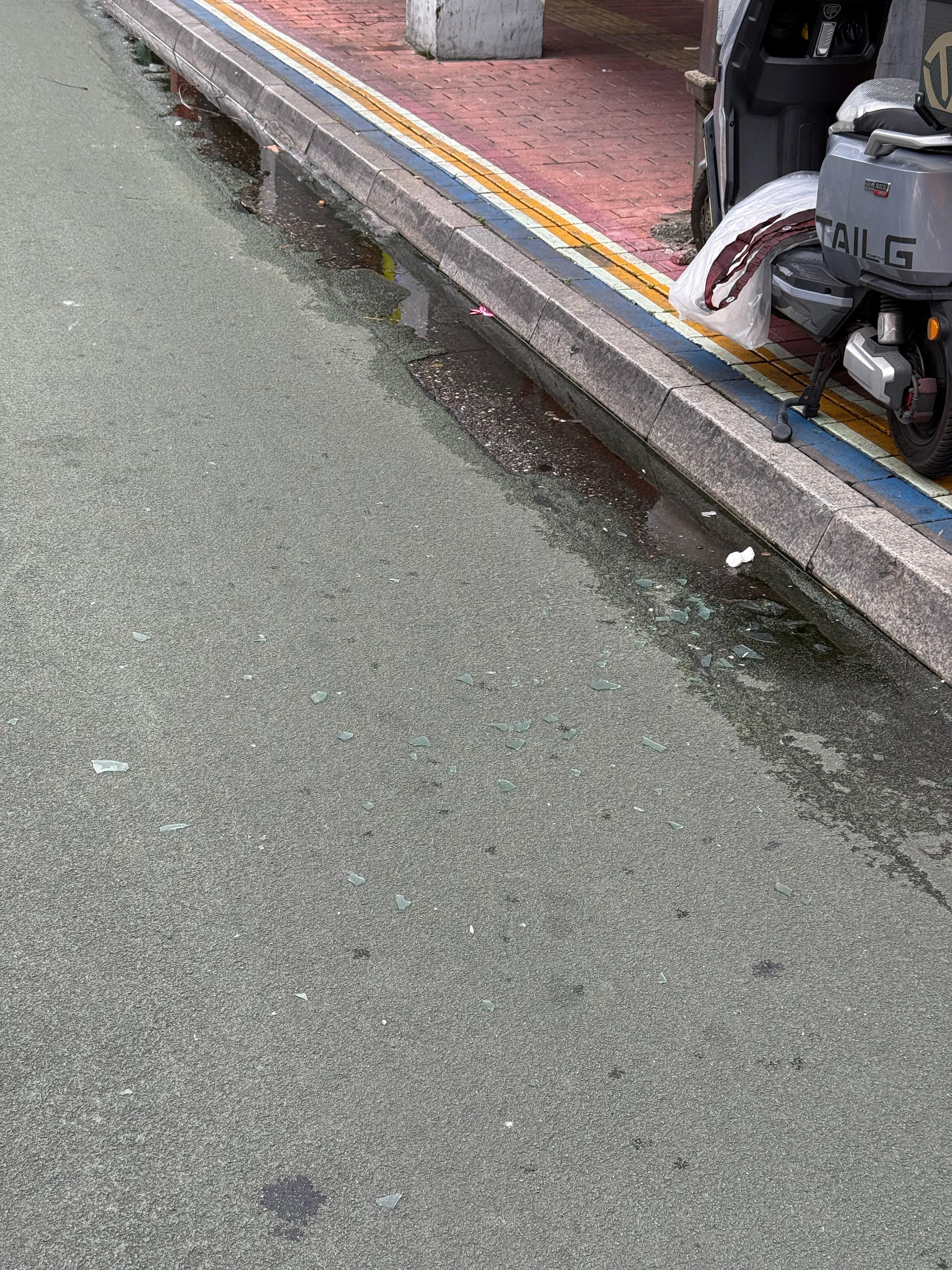 台风韦帕风雨时间表离死亡差点只有一步之遥[泪][泪]带着伞在走路 谁能想到！楼上