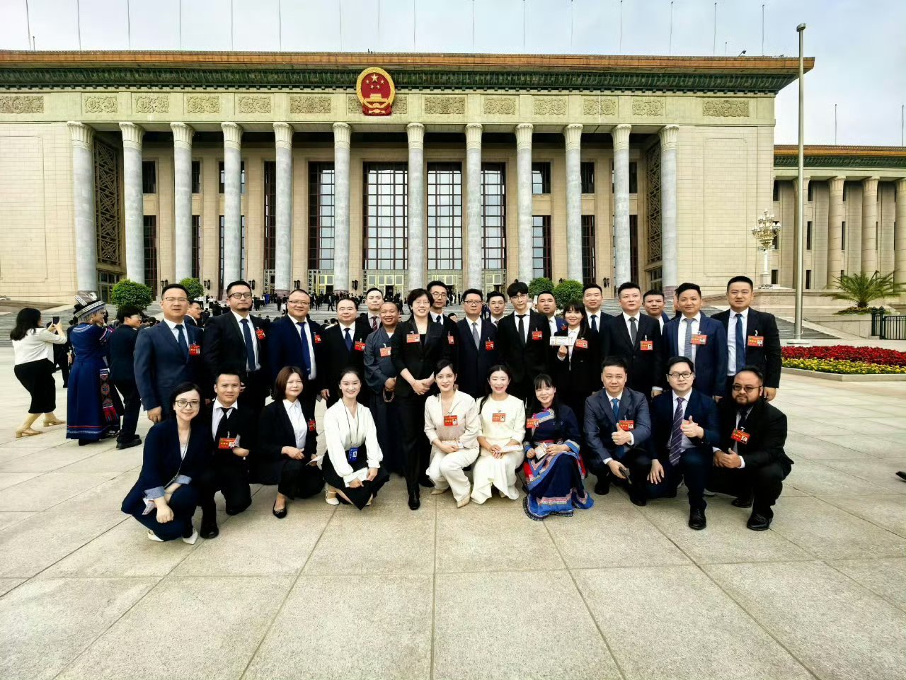 张艺兴参加了全国青联委员会第十四届会议，又悄咪咪的干大事了，晚上还出现在了新闻联