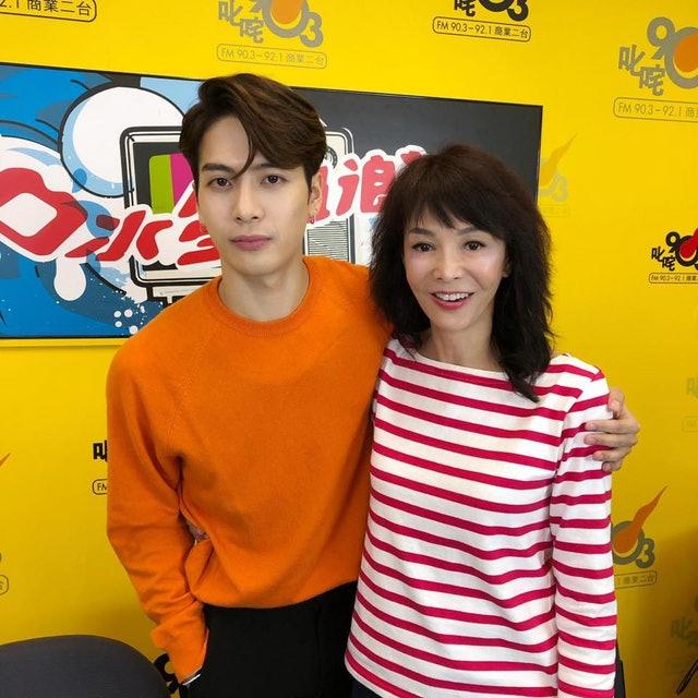 郑裕玲（DO姐）向来毫不掩饰对王嘉尔与姜涛的喜爱，不仅多次在公开场合表达好感，社