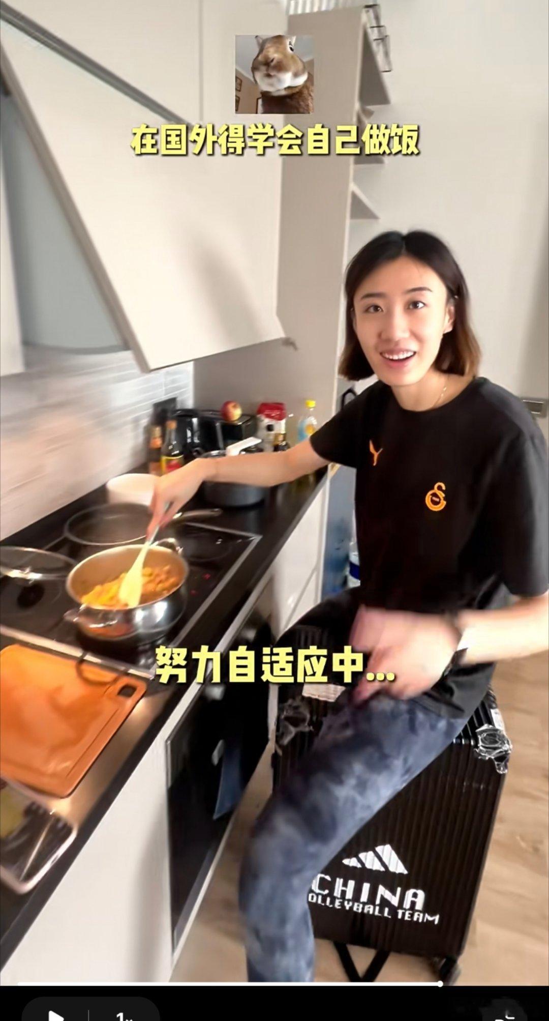 坐在行李箱上炒菜的OO