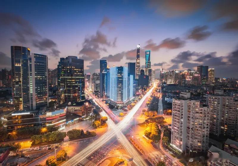 逻辑关系很重要啊！
发展经济，是为了让大家住的更好，更有消费能力，而不是反过来.