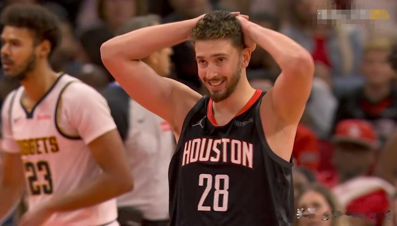 火箭当家中锋申京再也不敢嚣张了，他惨遭约基奇的完爆！在今天火箭主场以109：11