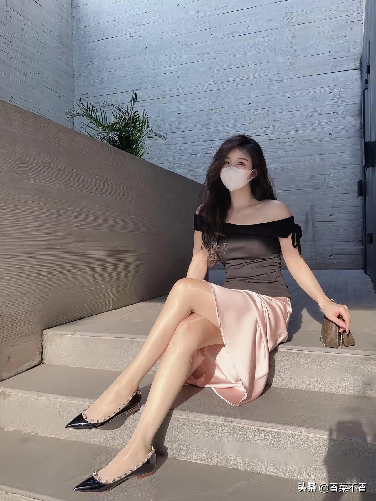 什么样的丝袜，能搭配得时尚不媚俗搭配职业装，肉色丝袜比较合适。