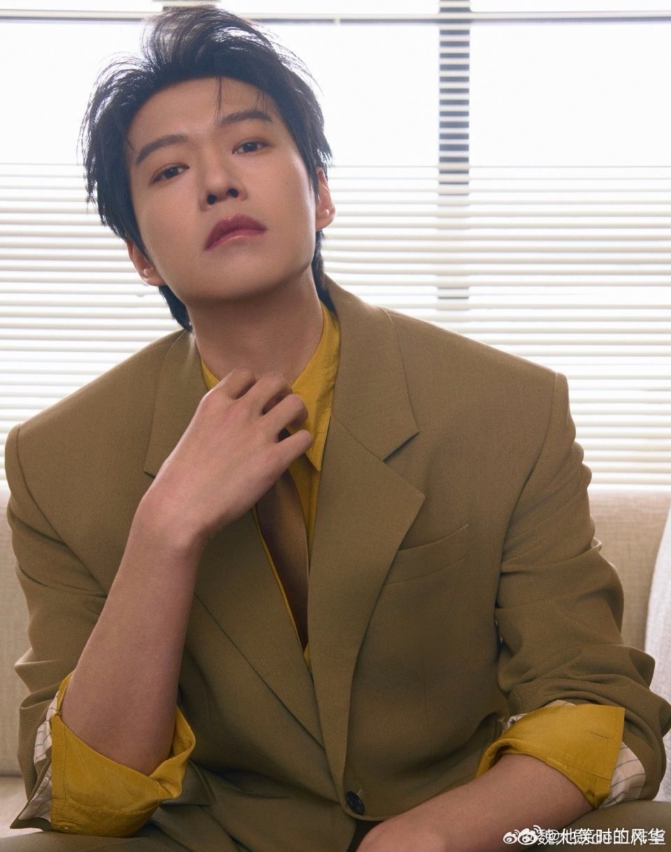 魏大勋 太平洋宽肩 这套太懂怎么突出优势了！太平洋宽肩在亮眼色调下超吸睛，肩线平