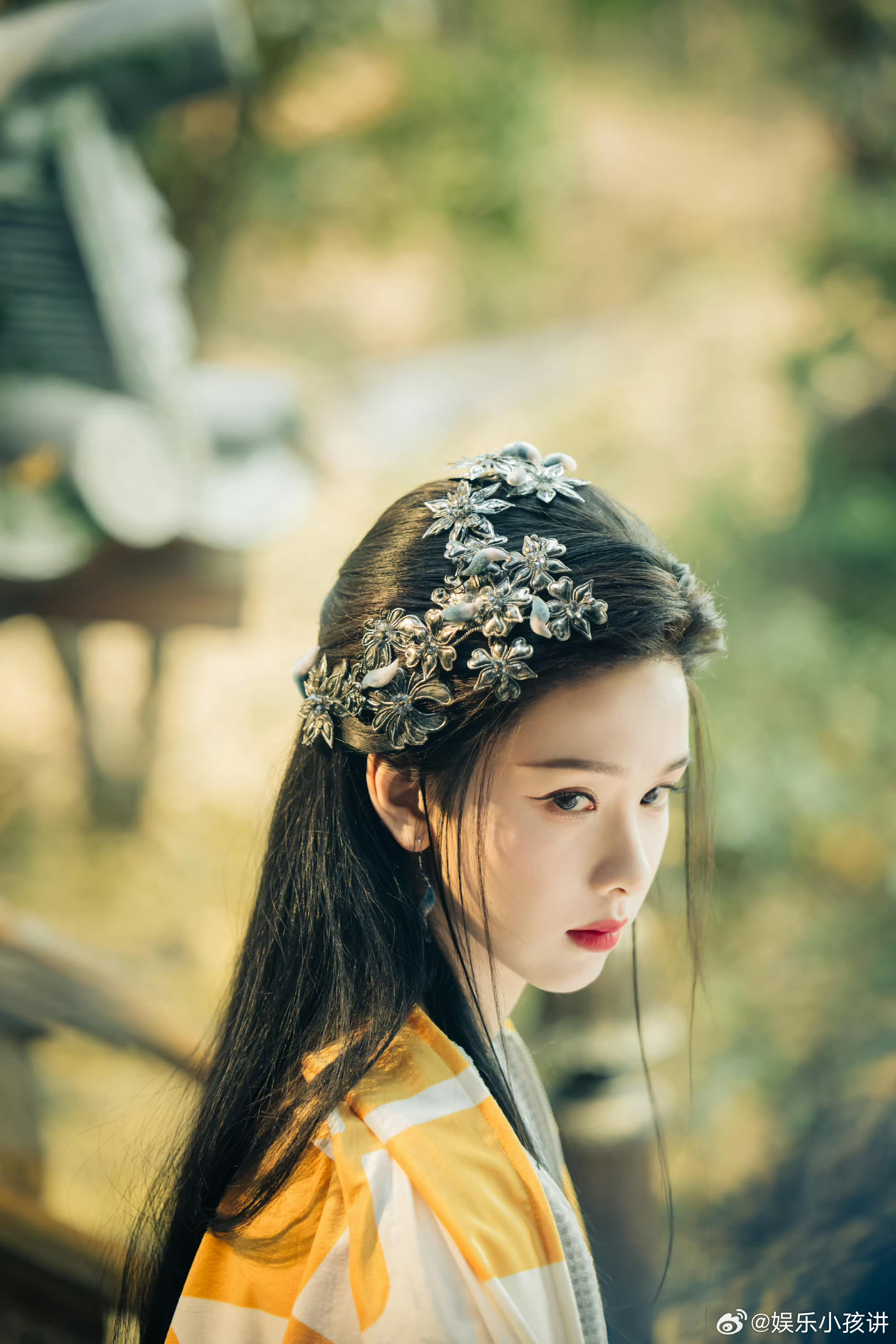 陈都灵演技有种迷人的危险感 陈都灵用细节撑起整个角色，动作慢条斯理、情绪波澜不惊