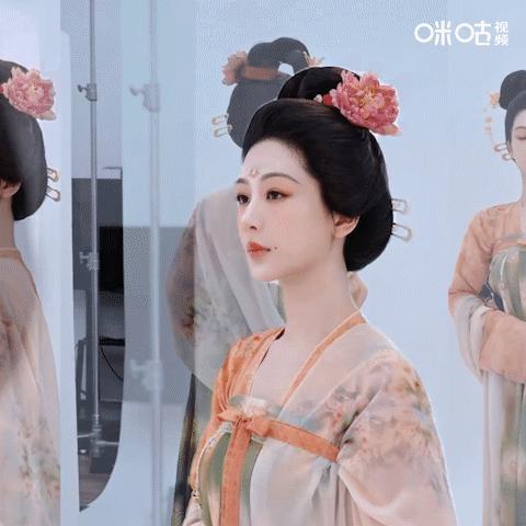 何惟芳定妆vlog花絮  何惟芳三白妆 何惟芳定妆花絮来喽，每一套都那么精致[憧
