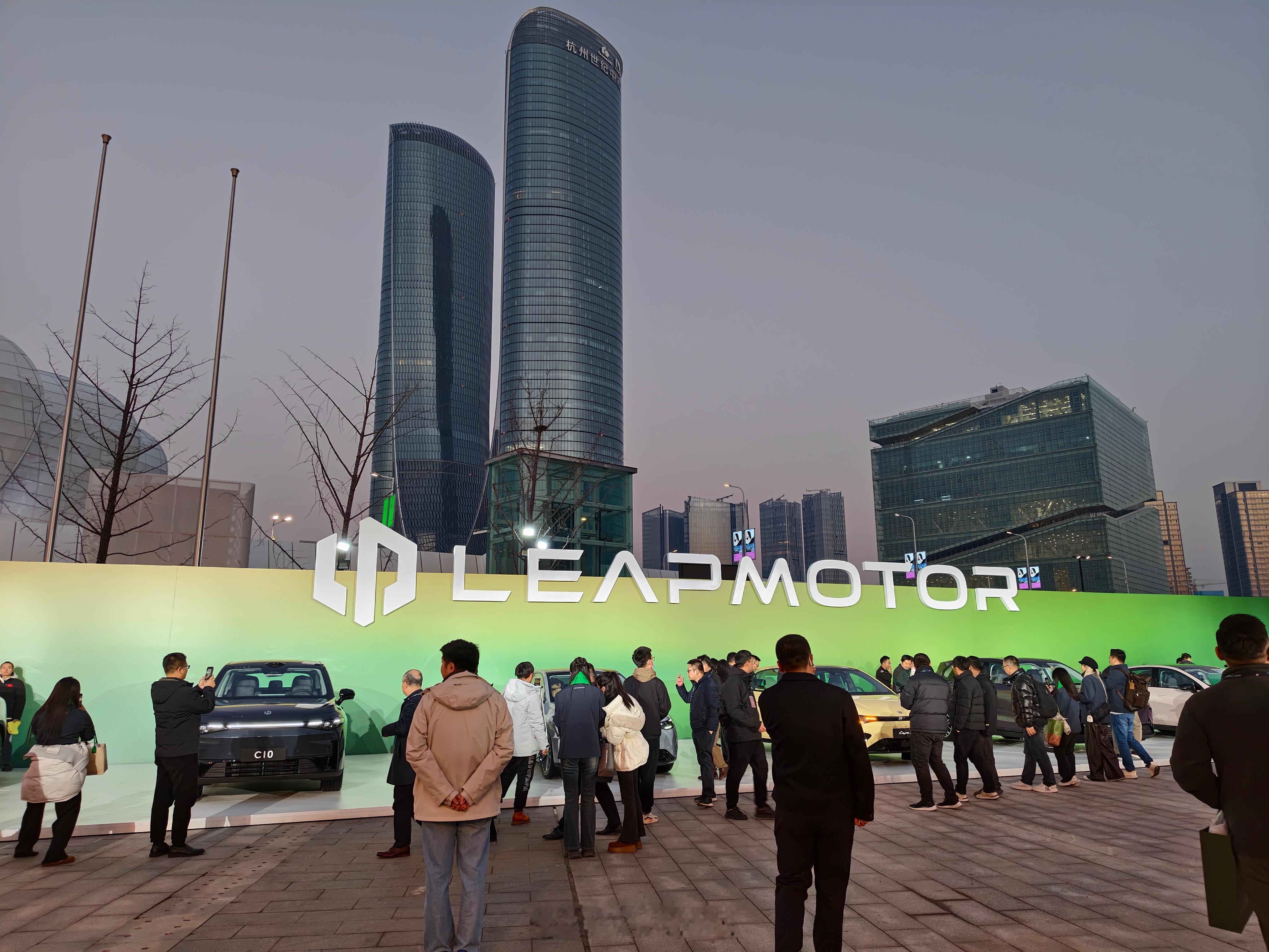 零跑10周年发布会 今晚的主角已经被里三层外三层围着了