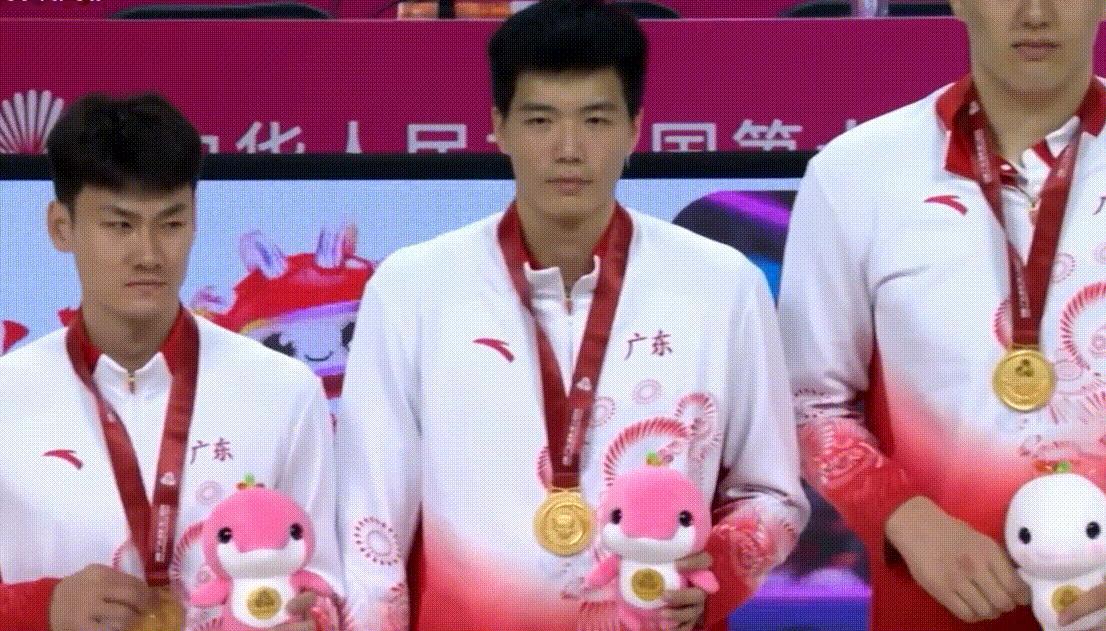登顶！我们是冠军真的圆满了！作为广东球迷太幸福了啊！我会永远记得这支限时返场的梦