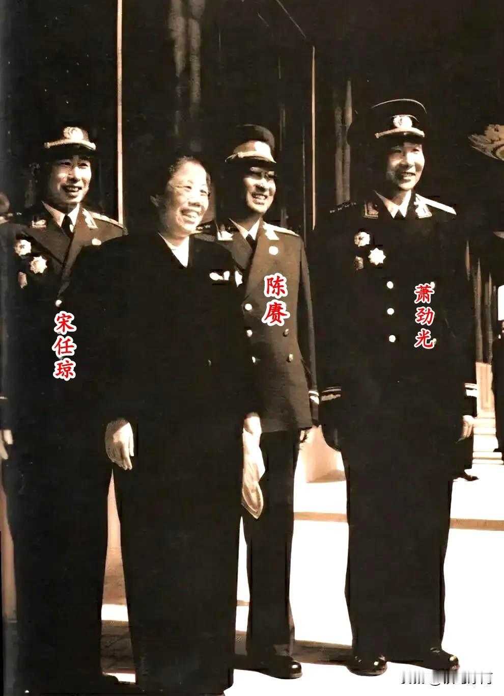 🍁1955年10月1日国庆，天安门城楼上，三天前刚刚授衔的宋任穷上将、陈赓大将