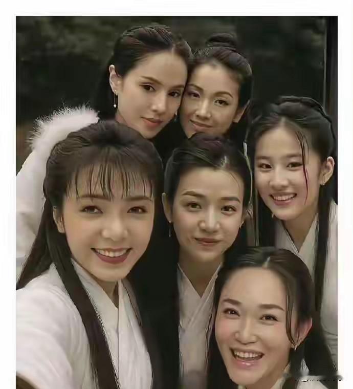 六位小龙女扮演者中，你最喜欢谁呢？
我个人认为李若彤版本的姑姑是最有仙气的，本来