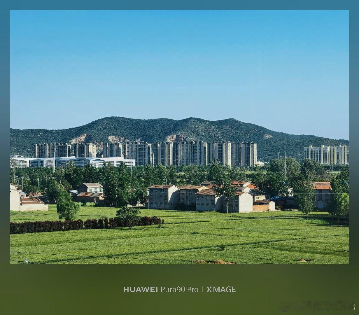 车轮向前，风景向后。麦田铺成绿毯，远山站成背景，这趟列车，载着我穿过一整个北方的