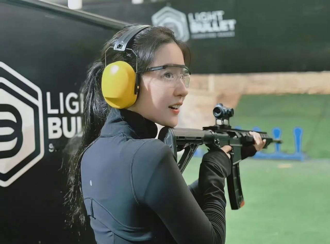 刘亦菲是神枪手吧，这身材好薄的一片，顶级美貌➕顶级身材，所以下一步是警匪片吗？