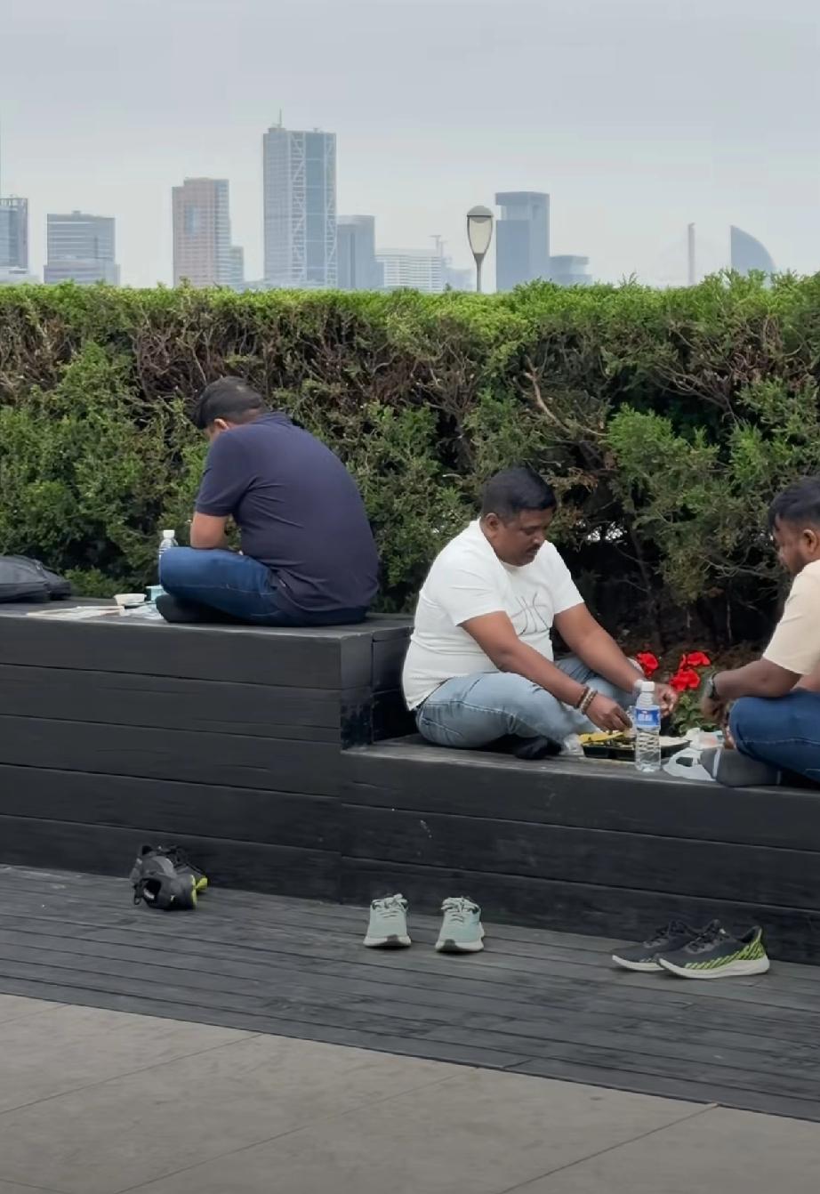 不要劝阻，直接罚款！

印度人越来越多的来到中国，只是它们的生活习惯和我们的认知