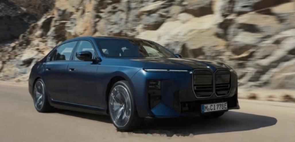 宝马新7系的中改官图曝光内饰的中控屏看着还挺有个性前脸的两个大鼻孔辨识度也很高